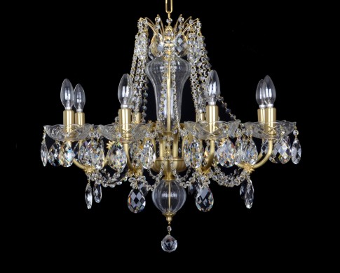 Détail d'un lustre en cristal avec des bras en laiton mat (brossé)