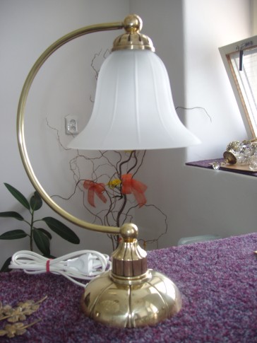 Lampe de table en laiton moulé avec abat-jour en verre sablé à 1 ampoule