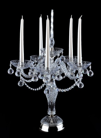Grand chandelier en cristal sur une table en métal argenté et verre de cristal