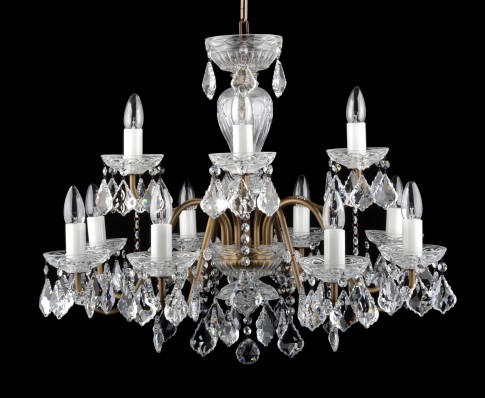 Lustre à 12 branches en métal, garantissant sa longévité