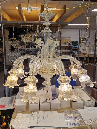Atelier de montage et première mise en lumière du lustre