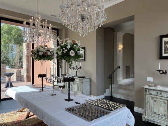 Des lustres en cristal parfaits pour un salon de mariage