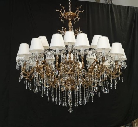 Grand lustre en cristal en fonte de laiton avec abat-jour blancs dia 152 cm