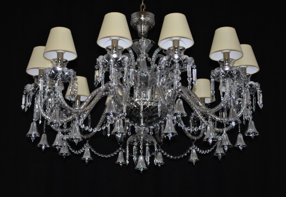 Lustre à 12 bras en cristal argenté fait sur la mesure - réduit pour le plafond bas