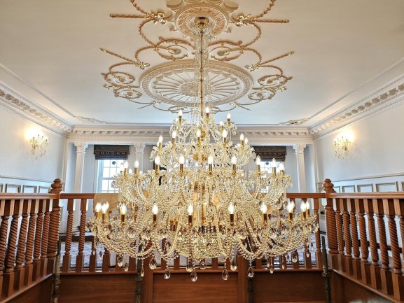 Lustre G 20260425_154919 - 81 ampoules, diamètre 300 x 280 cm, laiton doré brillant