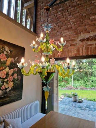 Lustre de Murano assorti au mur en briques et à la tapisserie