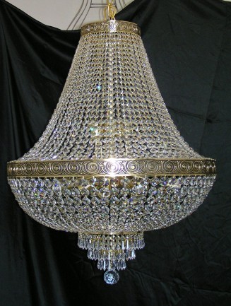 Lustre en cristal en Strass à 18 ampoules avec ceinture en laiton moulé.